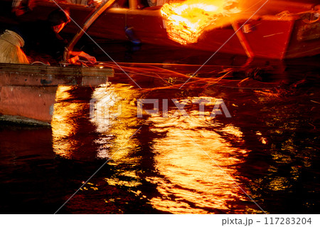 涼を感じる夏の風物詩宇治川の鵜飼いを撮影 涼を感じる夏の風物詩宇治川の鵜飼いを撮影 117283204