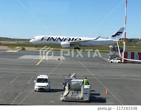 出発する飛行機 出発する飛行機 117283336
