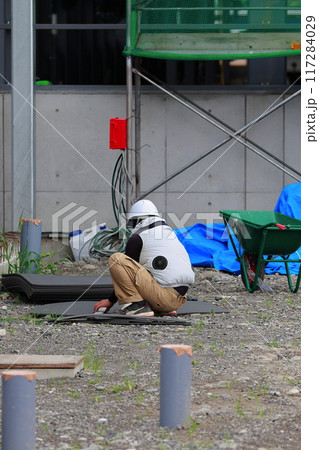 工事現場で働く人 工事現場で働く人 117284029