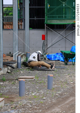 工事現場で働く人 工事現場で働く人 117284033