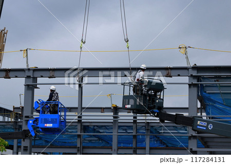 高所作業者 高い所で作業する人 高所作業者 高い所で作業する人 117284131