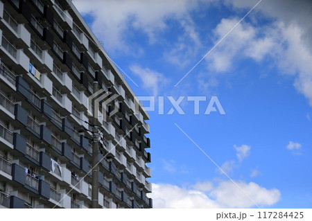 青空と集合住宅 青空と集合住宅 117284425