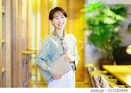 カフェで仕事をする女性　協力：PARK6 powered by bondolfi boncaffe 117285640