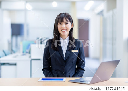 受付にいるスーツの女性に相談するイメージ 117285645