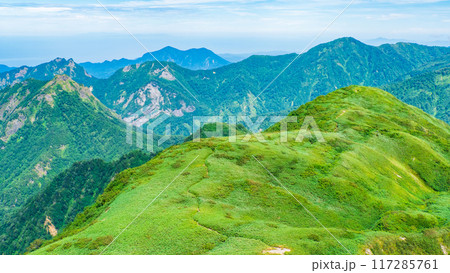 夏の雨飾山登山:山頂から笹平の眺め 夏の雨飾山登山:山頂から笹平の眺め 117285761