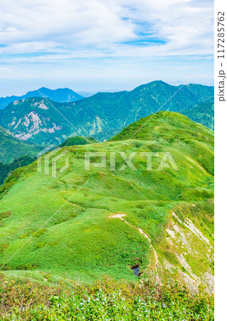 夏の雨飾山登山:山頂から笹平の眺め 夏の雨飾山登山:山頂から笹平の眺め 117285762