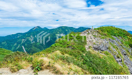 夏の雨飾山登山：雨飾山山頂と焼山方面の眺め 117285765