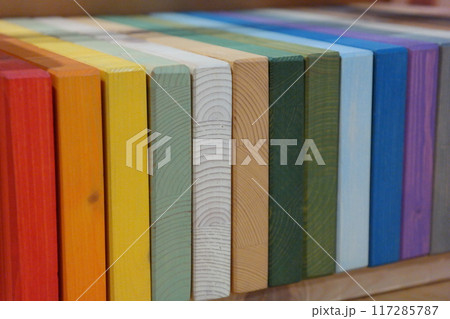 Samples of wood of various colors are displayed 117285787