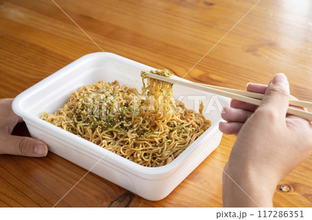 インスタント焼きそばを食べる 117286351