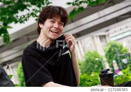 汗をぬぐう男性 汗をぬぐう男性 117286365