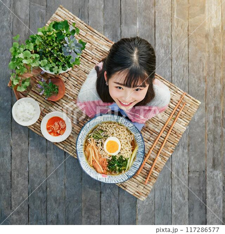 ラーメンと少女とでっかい箸 117286577
