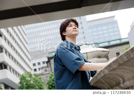 嬉しそうな男性 117286630