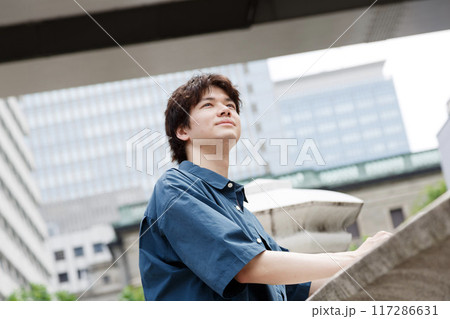 希望を感じている男性 117286631