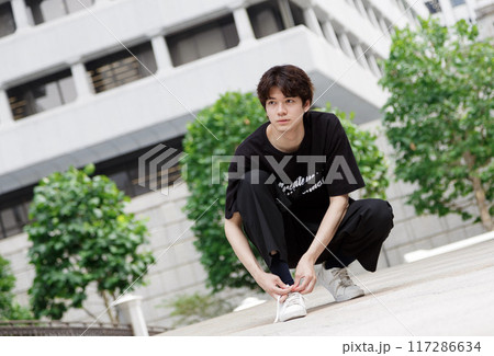 靴紐を結ぶ男性 117286634