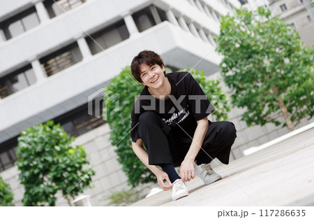 靴紐を結んでいる男性 117286635