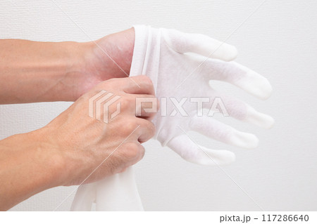 白手袋をはめる 117286640