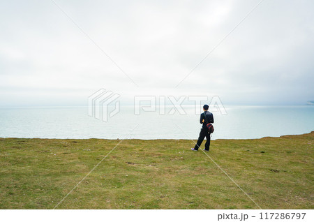 曇り空の海に黄昏る男性 曇り空の海に黄昏る男性 117286797