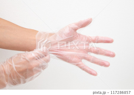 ポリエチレン手袋をはめる ポリエチレン手袋をはめる 117286857