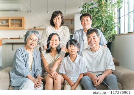 笑顔の三世代家族・ファミリー（老若男女・二世帯） 117286961