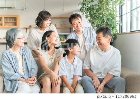 家のソファで家族団欒する三世代家族・ファミリー 家のソファで家族団欒する三世代家族・ファミリー 117286963