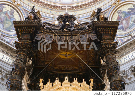 バチカン市国、サン・ピエトロ大聖堂の祭壇 117286970