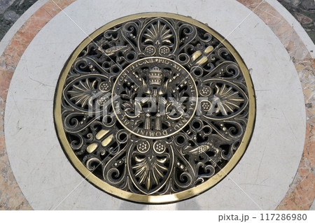 バチカン市国、サン・ピエトロ大聖堂の床 117286980