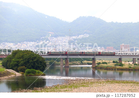 太田川を渡る可部線227系（4両編成：広島⇔あき亀山） 117287052