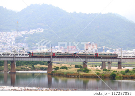 太田川を渡る可部線227系（4両編成：広島⇔あき亀山） 117287053