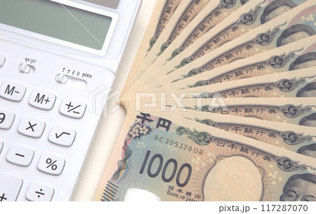 千円札と電卓 117287070