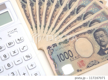 千円札と電卓 117287071