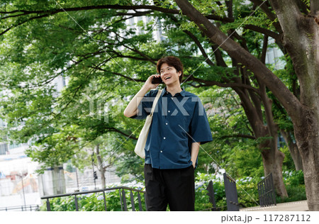 楽しそうに話す男性 楽しそうに話す男性 117287112