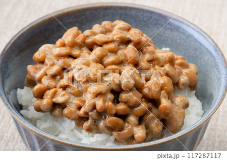 ご飯の上の納豆のクローズアップ ご飯の上の納豆のクローズアップ 117287117