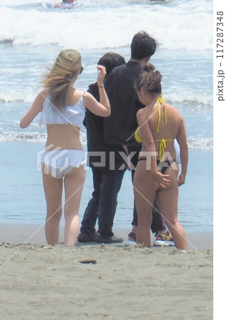 Tバックマイクロビキニ女子の夏ビーチ 夏風景 Tバックマイクロビキニ女子の夏ビーチ 夏風景 117287348