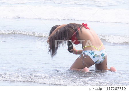撮影中、海で遊ぶビキニ女子 夏風景 撮影中、海で遊ぶビキニ女子 夏風景 117287710