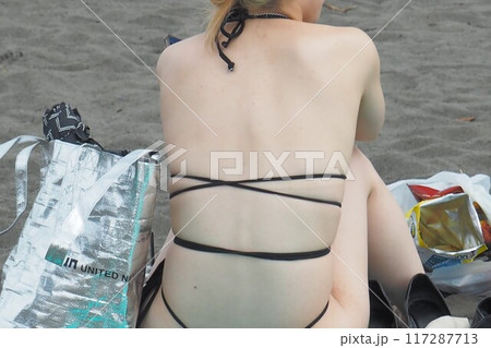 ビーチバックスタイル、紐マイクロビキニ女子 ビーチバックスタイル、紐マイクロビキニ女子 117287713