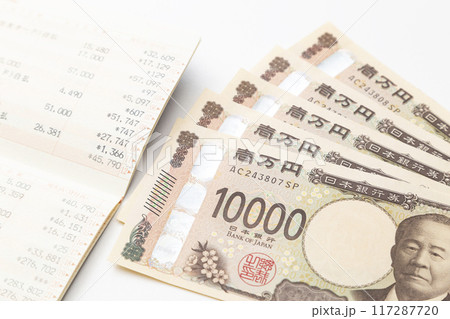 白背景に通帳と一万円札 白背景に通帳と一万円札 117287720