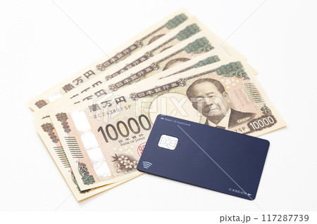 白背景にキャッシュカードと一万円札 白背景にキャッシュカードと一万円札 117287739