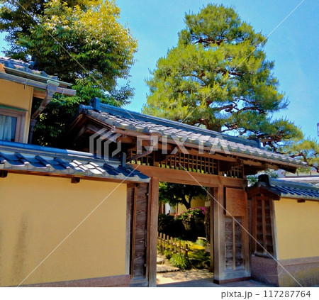武家屋敷跡の門構え 117287764