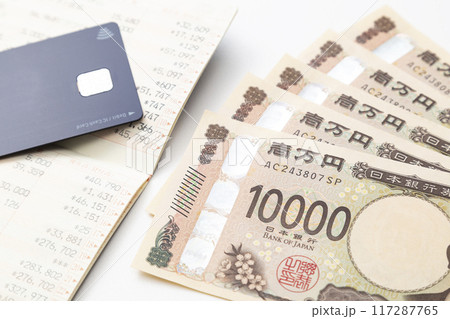 白背景に通帳と一万円札 117287765