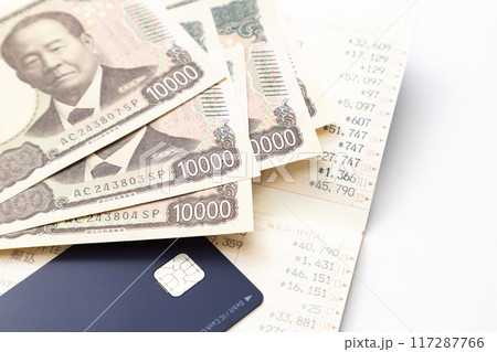 白背景に通帳と一万円札 白背景に通帳と一万円札 117287766