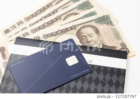 白背景に通帳と一万円札 白背景に通帳と一万円札 117287767