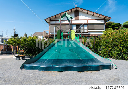 中原もみじ防災公園　すべり台で遊ぶ　京王線つつじヶ丘駅　北口　夏晴れの青空　東京都三鷹市 117287801