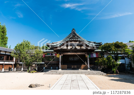 宝乗寺の建築物 仙川近く 夏晴れの青空 東京都調布市 宝乗寺の建築物 仙川近く 夏晴れの青空 東京都調布市 117287836