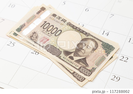 カレンダーと一万円札 117288002