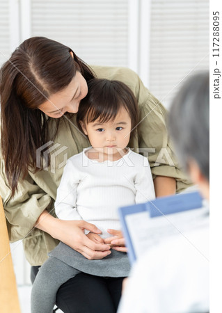 小児科　対面　親子　問診 117288095