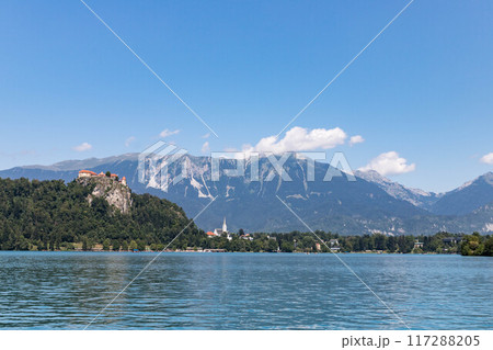 スロベニア・湖上から眺めるブレッド城 117288205