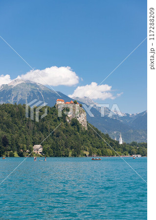 スロベニア・湖上から眺めるブレッド城 117288209