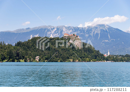 スロベニア・湖上から眺めるブレッド城 117288211