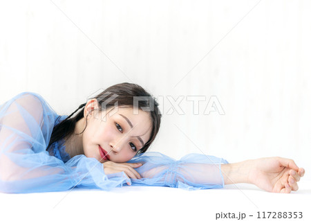 横になる若い女性　ビューティー 117288353