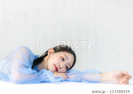 横になる若い女性 ビューティー 横になる若い女性 ビューティー 117288354